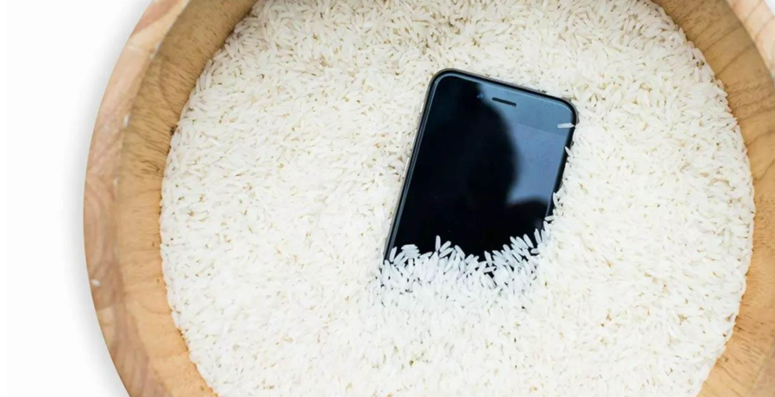 ¿Por qué no se debe meter el celular en el arroz si se moja?